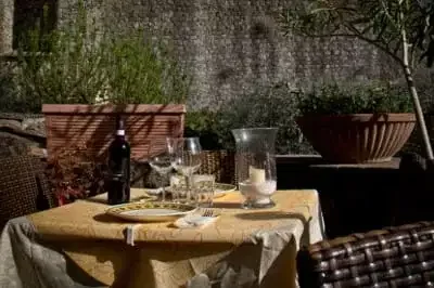 giardino osteria ristorante castello di monteriggioni