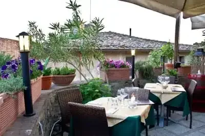 giardino osteria ristorante castello di monteriggioni